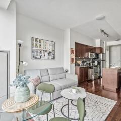 Spacious 2BR Condo Downtown, Lakeshore, Parking