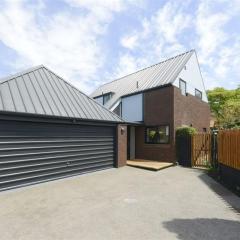 Airport Retreat 4 Bedrooms 8 Guests