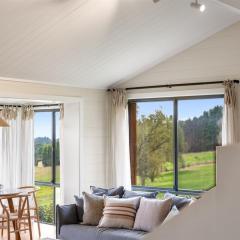 Yambora Luxe hideaway with fireplace and amazing views