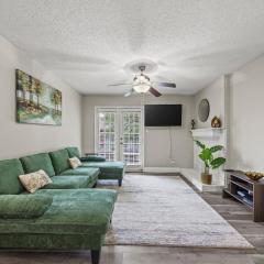 Modern & Cozy 1BR with a Pool plus Walk to Bars & Bites