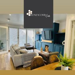 THE SCHOOL HOUSE, DUNDEE- 3 bed bungalow TV's in all rooms, 2 double rooms and one queen size where the bed can be split into 2 twin beds, 2 bathrooms, fully equipped kitchen, FREE off street parking, WiFi, long stay rates available with HONEYCOMB HOSTS