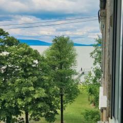 Vízparti gyermekbarát teljesen felújított Apartman, őrzött, saját strand, parkoló, étterem