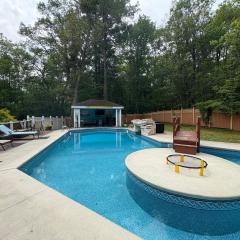 Cheerful 5-bedroom resort with heated pool