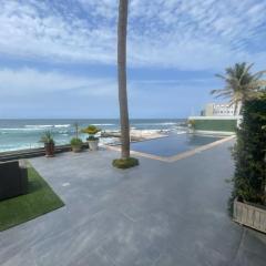 Magnifique duplex en bordure de mer avec piscine à débordement