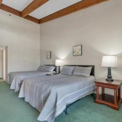 Cedar Lodge Room-Private Balcony Close to Weirs!