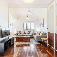 Scarness Cottage - Serene Queenslander by the Sea