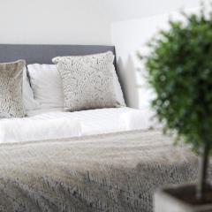 SHM Stays Solihull HS2 NEC Airport Nr M6 M40 M42 Great for Long & Short stays 15 min walk to Train Station 5 min drive to Town Centre outside Bus Stops & Supermarket Free Parking