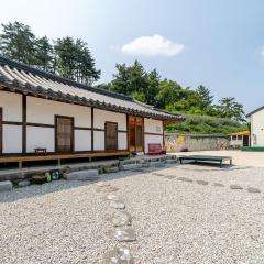 Gangneung ggabinejip hanok pension