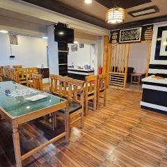 D ROYAL LADAKH Hotel & Restaurant