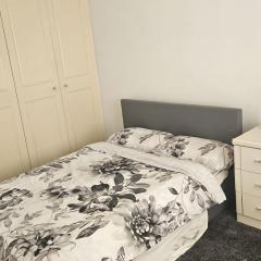 Cosy 3-Bed Bolton Retreat - Parking & Pet-Friendly