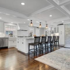 Luxury Stay In Expansive Historical Home