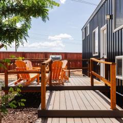 NEW Stunning Tiny Home w private deck firepit BBQ