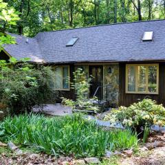 Cozy Cabin on 1 acre wooded lot - in Apex near Raleigh