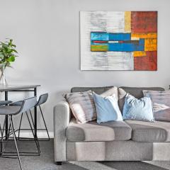 Bright Central 2-Bedroom Apartment with City Views
