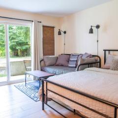 Studio w Balcony with Smart TV and 2 Min Walk to Lake