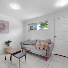 Modern Homely Townhouse with Pool Access & Free WIFI