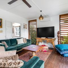 Tropicana Cottage - Eclectic Poolside Haven near CBD