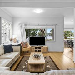 Ondina Cottage - Serene Waterfront Haven with Jetty