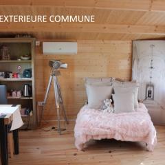 Chambre studio photo chalet SDB partagée à proximité