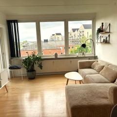Central lejlighed solrig altan og gratis parkering