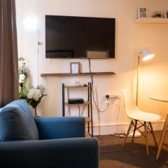 The Private Villa, Northampton Centre, 4 bedrooms, Sleeps 9