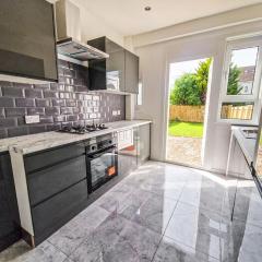 Modern and stylish 3 bedroom 2 bathroom west end house with Free WiFi and parking