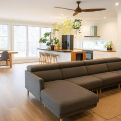 Stunning Modern Queenslander, steps to Lake