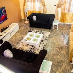 Luxury 4 BR Apt w Parking, Hot tub, Magodo Estate