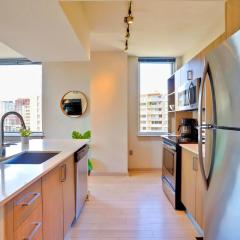 Spacious Apartment w Rooftop Views