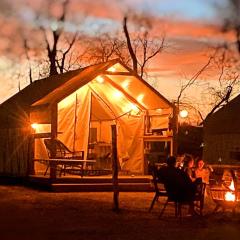 Riverside Paradise: Luxurious Safari Tent on the San Marcos River near Kingsbury, Texas