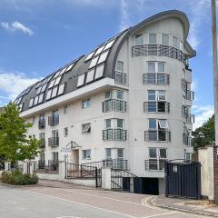Elegant 1-Bed Open-Plan Living Free Parking