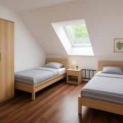 MODERN, VOLLAUSGESTATTET, GROßER PARKPLATZ, 6 ZIMMER