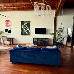 420 Friendly SKYLINE view Downtown Loft FREE Parking