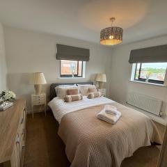 Uxbridge-Modern 2 bed Apt with Lift & Parking