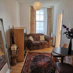 Flat next to port and cliffs with parking