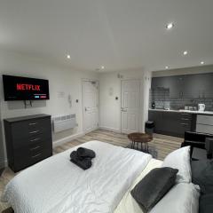 Restoa Stay Modern Studio WiFi Parking Ensuite