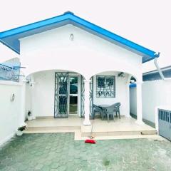 Villa meublée à Brazzaville quartier diatade 3 chambres salon douches toilettes cuisine équipée Entièrement Climatisée chauffe eau