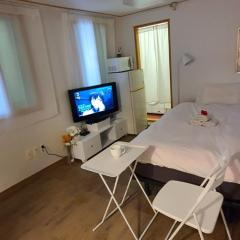 Best Location in Seoul 1 - 1min to Bangbae station, 1min to Airport Bus, Private room with kitchen
