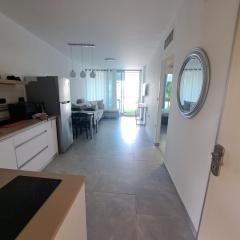 Garden apartment in Neot Golf, with sea view