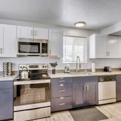 Cozy 2BR Apt w Parking near Downtown SLC