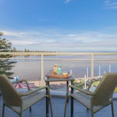 The Entrance Vista - Waterfront Stay with Pool and Spa