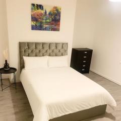 Bright & Cosy Room in Ashton Town Centre