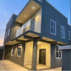 Luxurious Modern 2 bedroom house at Lakeside