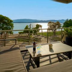 Luxury Sea View 2BR Apt - Balcony & Free Parking
