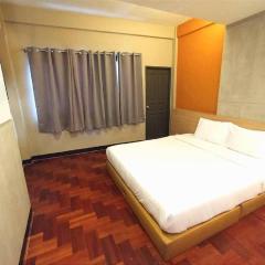X GO INN Silom BTS Surasak สถานีสุรศักดิ์