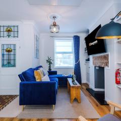Cozy 3-Bed Home by 53 Degrees Property, Perfect for Business & Groups!