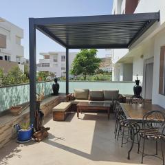 Appartement lumineux avec terrasse XXL, piscine & plage et vue montagne