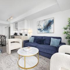 Luxury and Spacious Suite Steps To Eaton Center