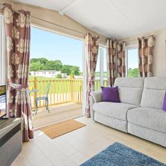 Meadow View Splash Retreat - Heated Communal Swimming Pool & Fishing Nearby