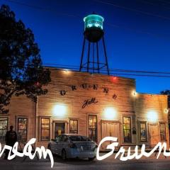 Dream Gruene Getaway - On River! - 9 Min Walk to Gruene Hall! - Close to Schlitterbahn